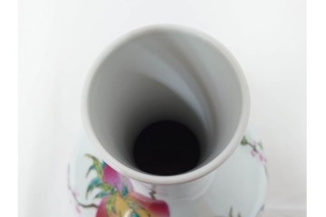 中国　景徳鎮御窯　高さ約35cm　華やかな意匠の粉彩六桃紋天球瓶　故宮博物院証明書・外箱付き　(R-085888)