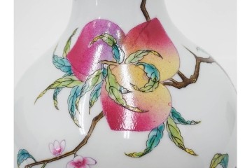 中国　景徳鎮御窯　高さ約35cm　華やかな意匠の粉彩六桃紋天球瓶　故宮博物院証明書・外箱付き　(R-085888)