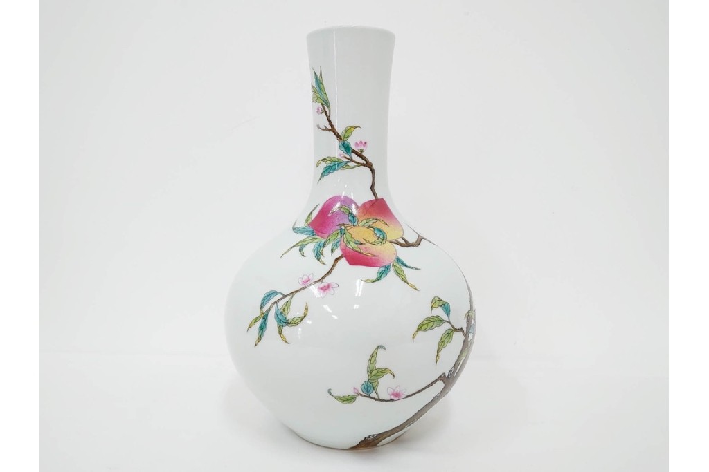 中国　景徳鎮御窯　高さ約35cm　華やかな意匠の粉彩六桃紋天球瓶　故宮博物院証明書・外箱付き　(R-085888)