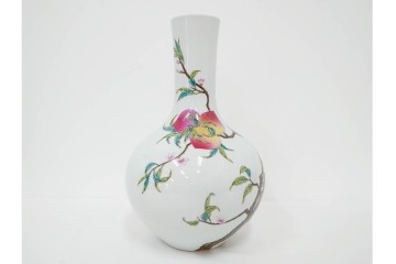 中国　景徳鎮御窯　高さ約35cm　華やかな意匠の粉彩六桃紋天球瓶　故宮博物院証明書・外箱付き　(R-085888)