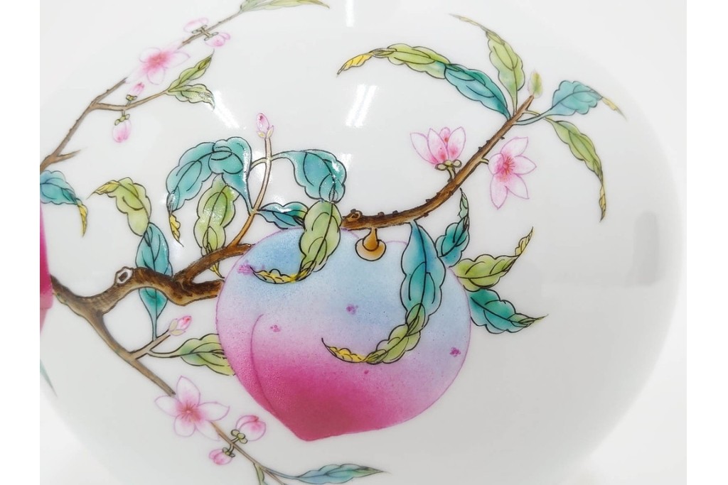 中国　景徳鎮御窯　高さ約35cm　華やかな意匠の粉彩六桃紋天球瓶　故宮博物院証明書・外箱付き　(R-085888)