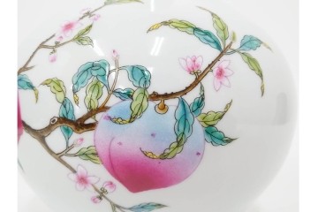 中国　景徳鎮御窯　高さ約35cm　華やかな意匠の粉彩六桃紋天球瓶　故宮博物院証明書・外箱付き　(R-085888)