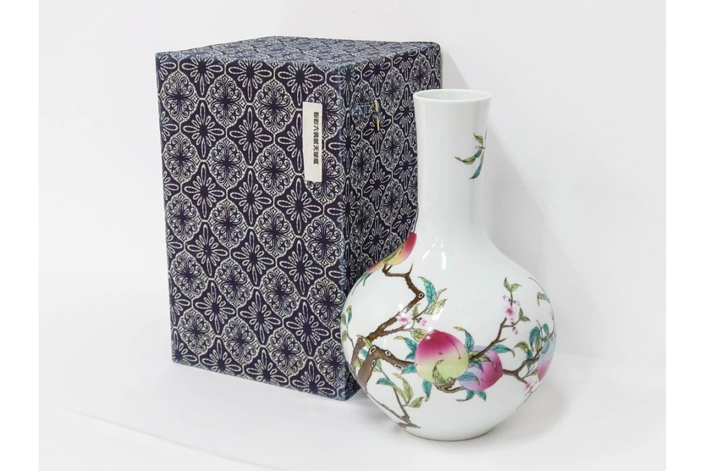 中国　景徳鎮御窯　高さ約35cm　華やかな意匠の粉彩六桃紋天球瓶　故宮博物院証明書・外箱付き　(R-085888)