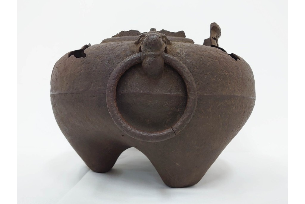 名越弥五郎(昌輝)　昭和56年作　鉄製　侘びの趣を表現したやつれ風炉　共箱付き　(R-085891)