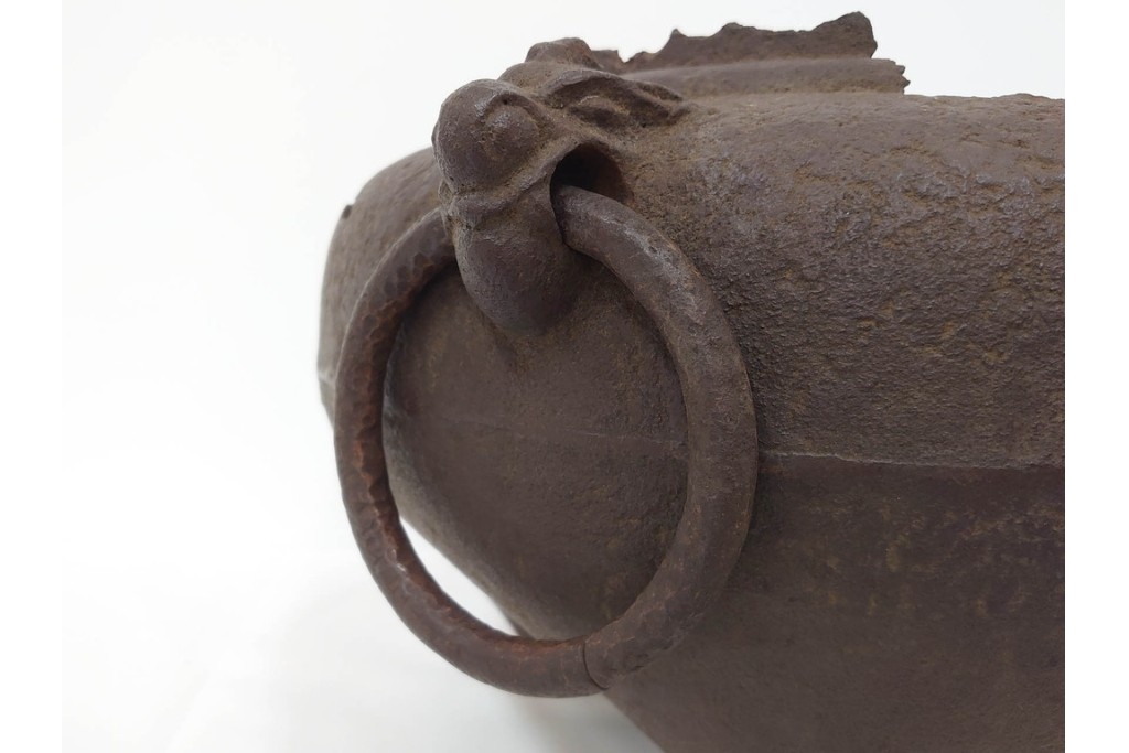 名越弥五郎(昌輝)　昭和56年作　鉄製　侘びの趣を表現したやつれ風炉　共箱付き　(R-085891)