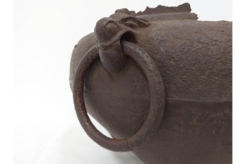 名越弥五郎(昌輝)　昭和56年作　鉄製　侘びの趣を表現したやつれ風炉　共箱付き　(R-085891)