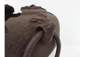 名越弥五郎(昌輝)　昭和56年作　鉄製　侘びの趣を表現したやつれ風炉　共箱付き　(R-085891)