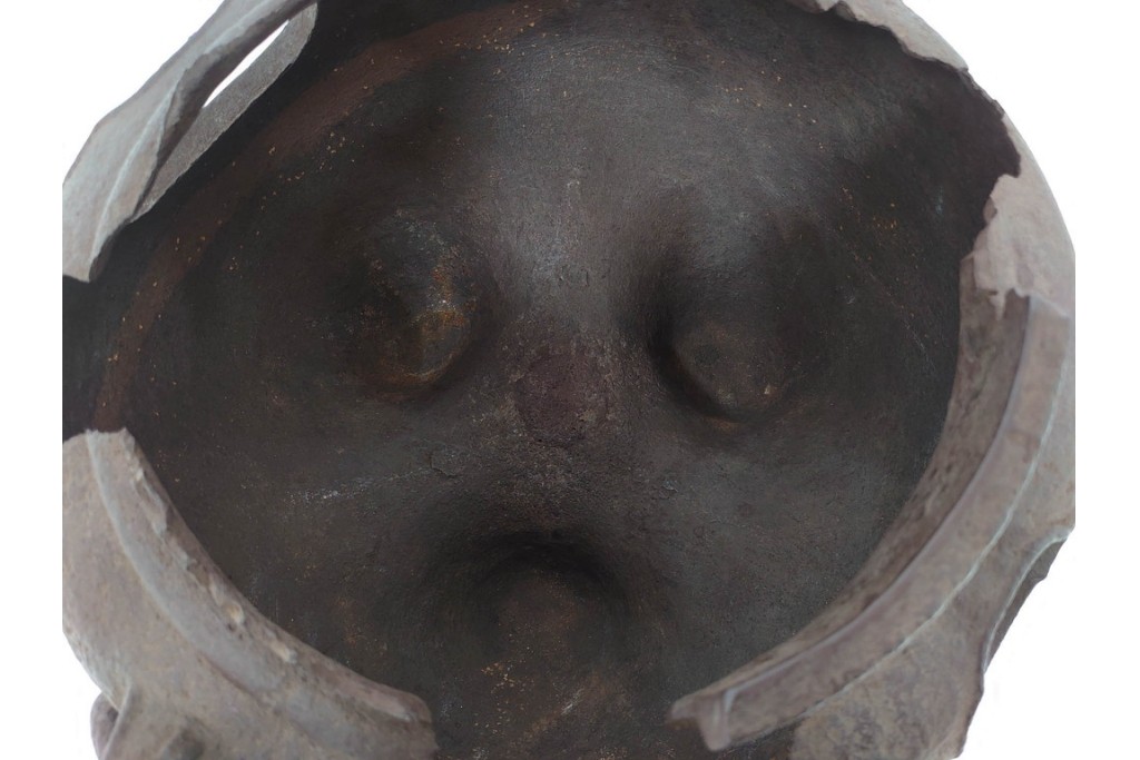 名越弥五郎(昌輝)　昭和56年作　鉄製　侘びの趣を表現したやつれ風炉　共箱付き　(R-085891)