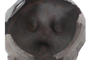 名越弥五郎(昌輝)　昭和56年作　鉄製　侘びの趣を表現したやつれ風炉　共箱付き　(R-085891)