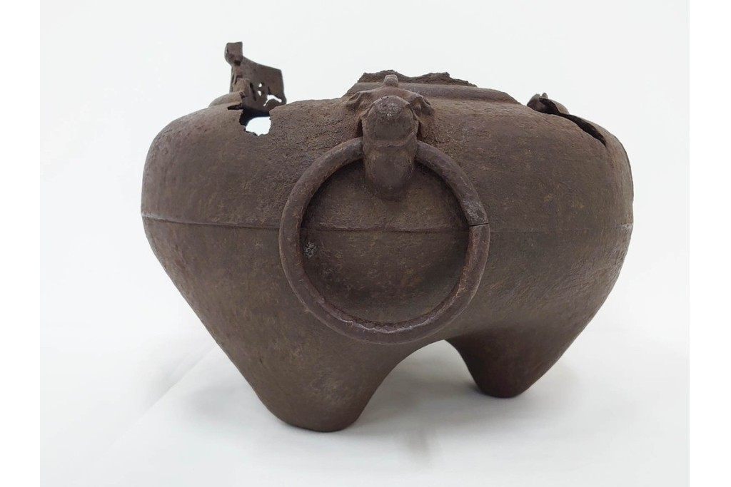 名越弥五郎(昌輝)　昭和56年作　鉄製　侘びの趣を表現したやつれ風炉　共箱付き　(R-085891)