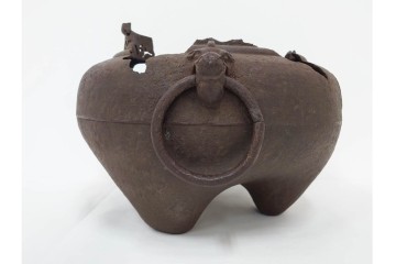 名越弥五郎(昌輝)　昭和56年作　鉄製　侘びの趣を表現したやつれ風炉　共箱付き　(R-085891)