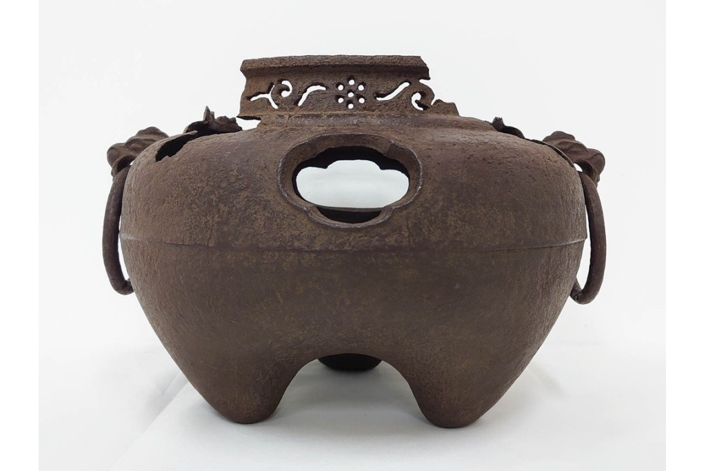 名越弥五郎(昌輝)　昭和56年作　鉄製　侘びの趣を表現したやつれ風炉　共箱付き　(R-085891)