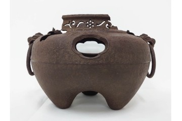 名越弥五郎(昌輝)　昭和56年作　鉄製　侘びの趣を表現したやつれ風炉　共箱付き　(R-085891)