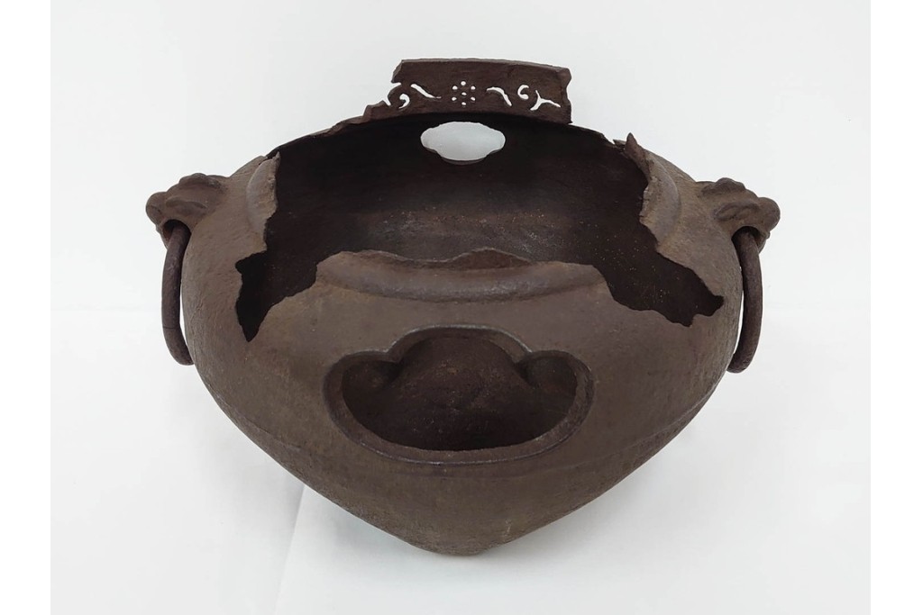 名越弥五郎(昌輝)　昭和56年作　鉄製　侘びの趣を表現したやつれ風炉　共箱付き　(R-085891)