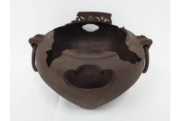 名越弥五郎(昌輝)　昭和56年作　鉄製　侘びの趣を表現したやつれ風炉　共箱付き　(R-085891)