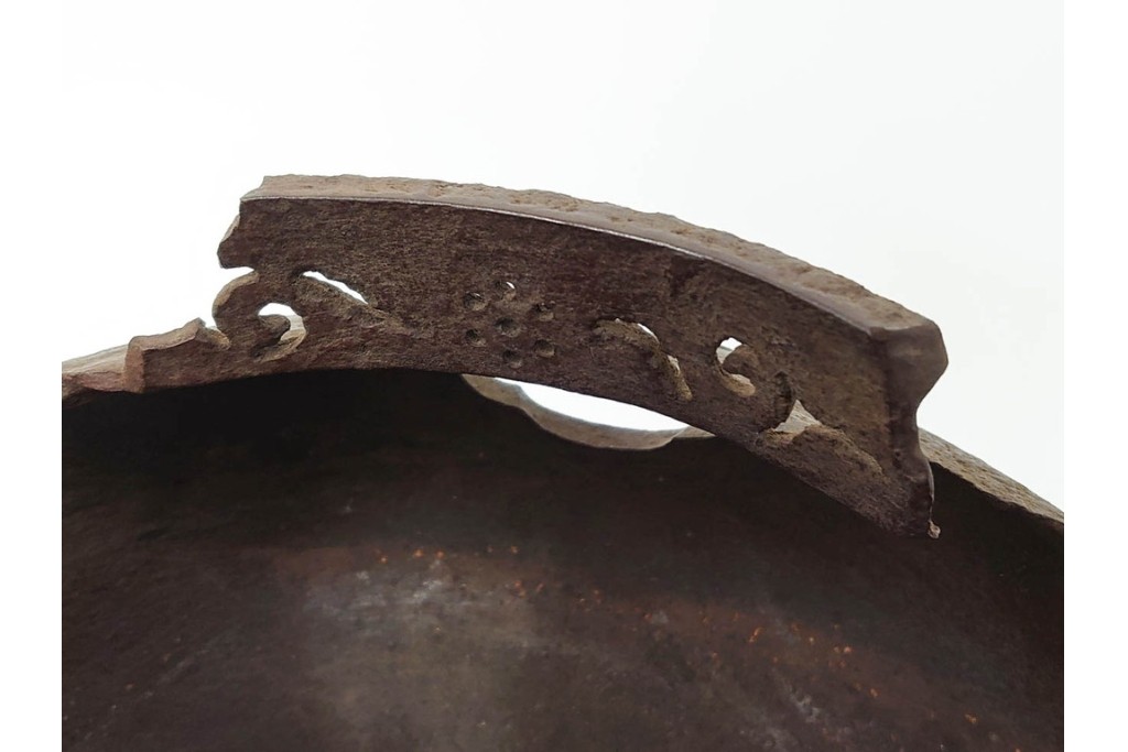 名越弥五郎(昌輝)　昭和56年作　鉄製　侘びの趣を表現したやつれ風炉　共箱付き　(R-085891)