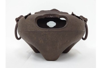 名越弥五郎(昌輝)　昭和56年作　鉄製　侘びの趣を表現したやつれ風炉　共箱付き　(R-085891)