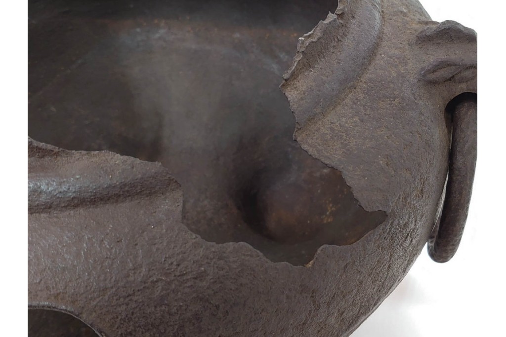 名越弥五郎(昌輝)　昭和56年作　鉄製　侘びの趣を表現したやつれ風炉　共箱付き　(R-085891)