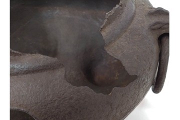 名越弥五郎(昌輝)　昭和56年作　鉄製　侘びの趣を表現したやつれ風炉　共箱付き　(R-085891)