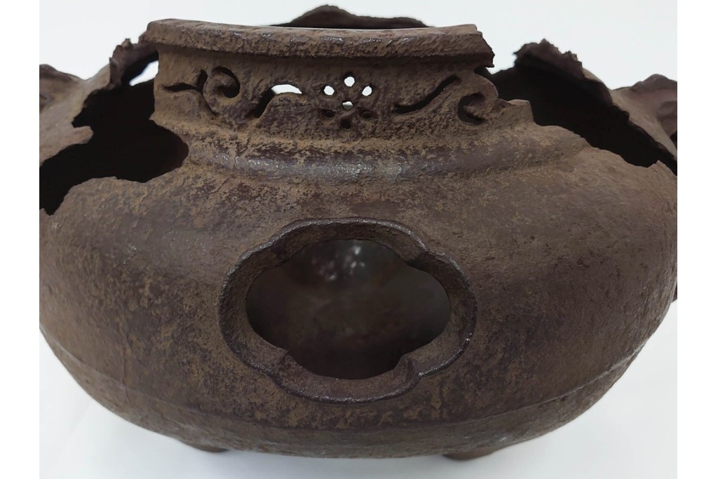 名越弥五郎(昌輝)　昭和56年作　鉄製　侘びの趣を表現したやつれ風炉　共箱付き　(R-085891)