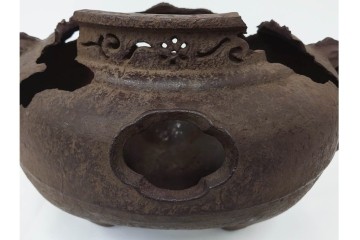 名越弥五郎(昌輝)　昭和56年作　鉄製　侘びの趣を表現したやつれ風炉　共箱付き　(R-085891)