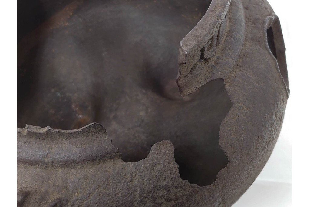 名越弥五郎(昌輝)　昭和56年作　鉄製　侘びの趣を表現したやつれ風炉　共箱付き　(R-085891)