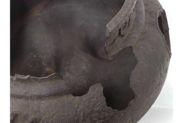 名越弥五郎(昌輝)　昭和56年作　鉄製　侘びの趣を表現したやつれ風炉　共箱付き　(R-085891)