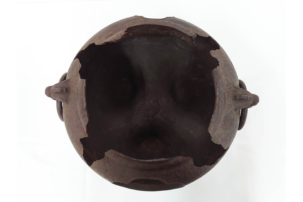 名越弥五郎(昌輝)　昭和56年作　鉄製　侘びの趣を表現したやつれ風炉　共箱付き　(R-085891)