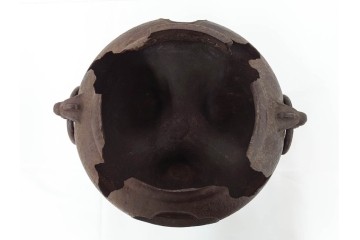 名越弥五郎(昌輝)　昭和56年作　鉄製　侘びの趣を表現したやつれ風炉　共箱付き　(R-085891)