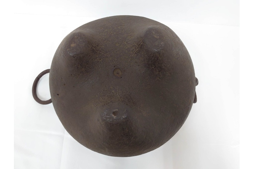 名越弥五郎(昌輝)　昭和56年作　鉄製　侘びの趣を表現したやつれ風炉　共箱付き　(R-085891)