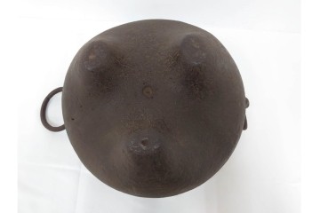 名越弥五郎(昌輝)　昭和56年作　鉄製　侘びの趣を表現したやつれ風炉　共箱付き　(R-085891)