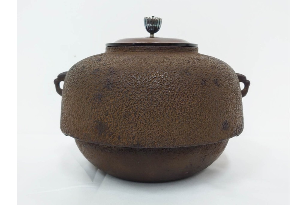 釜師 十二代 和田美之助　透かし文様が涼しげな丸釜添の唐銅鬼面風炉　共箱付き　(R-085892)