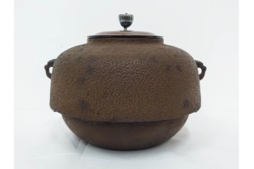 釜師 十二代 和田美之助　透かし文様が涼しげな丸釜添の唐銅鬼面風炉　共箱付き　(R-085892)