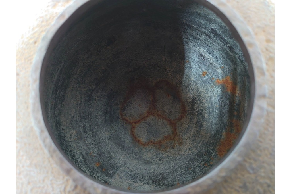 釜師 十二代 和田美之助　透かし文様が涼しげな丸釜添の唐銅鬼面風炉　共箱付き　(R-085892)