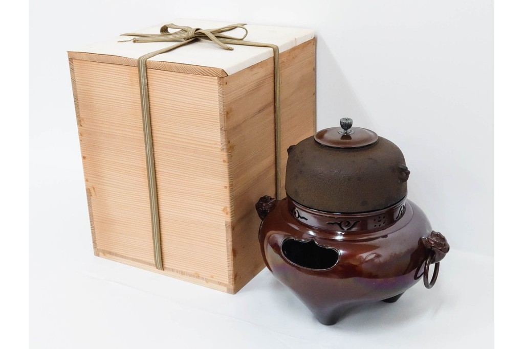 釜師 十二代 和田美之助　透かし文様が涼しげな丸釜添の唐銅鬼面風炉　共箱付き　(R-085892)