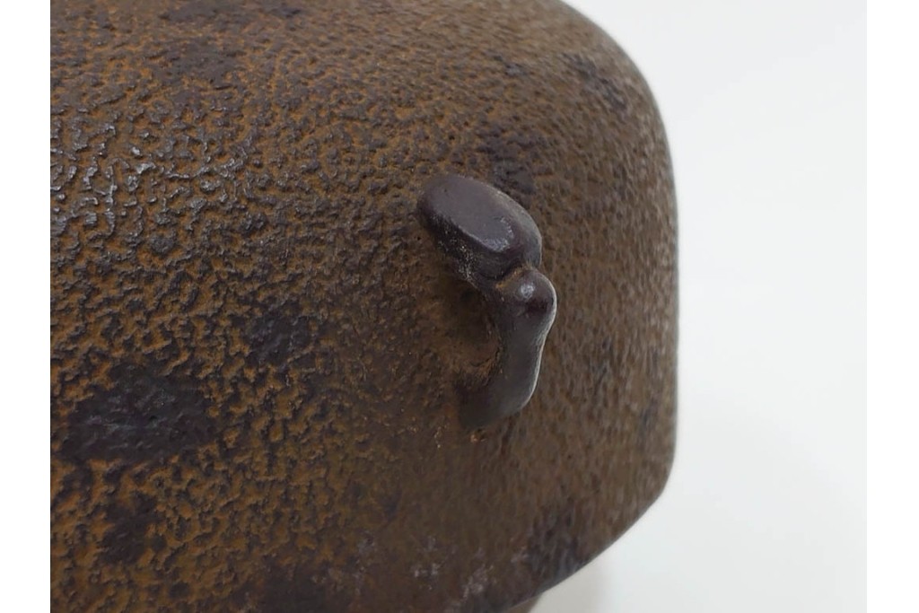 釜師 十二代 和田美之助　透かし文様が涼しげな丸釜添の唐銅鬼面風炉　共箱付き　(R-085892)