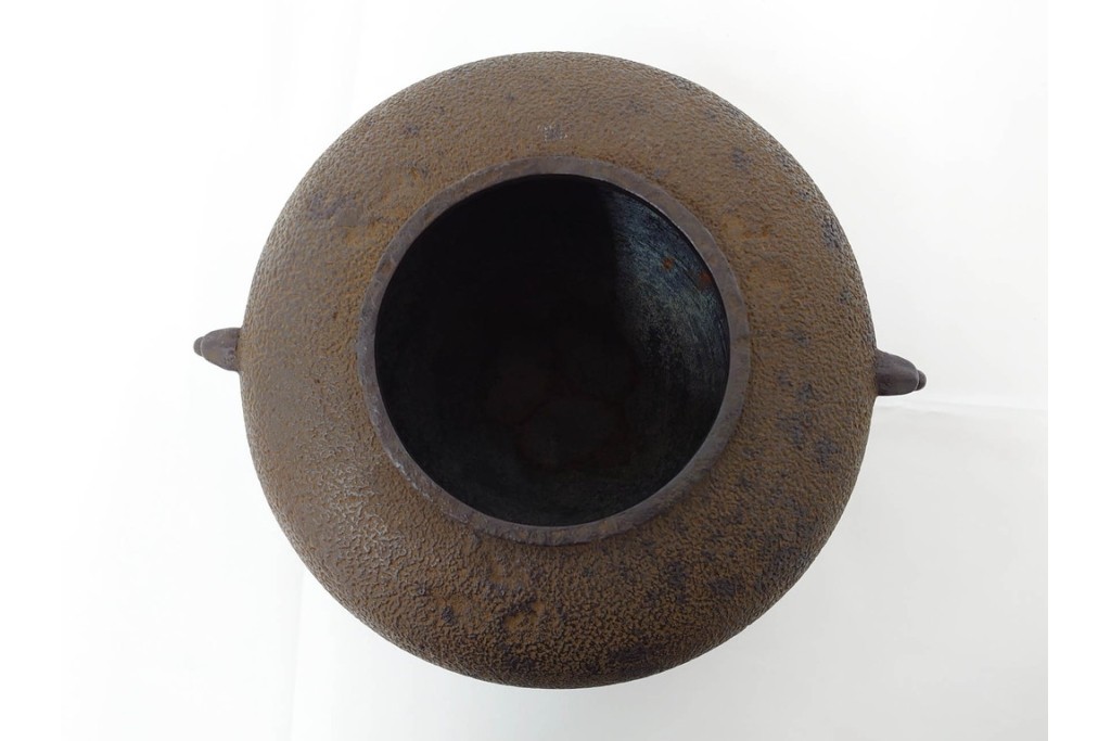 釜師 十二代 和田美之助　透かし文様が涼しげな丸釜添の唐銅鬼面風炉　共箱付き　(R-085892)