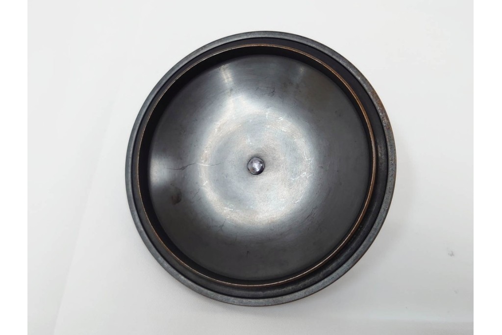 釜師 十二代 和田美之助　透かし文様が涼しげな丸釜添の唐銅鬼面風炉　共箱付き　(R-085892)