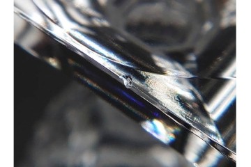 由水常雄　復刻作　繊細な霰文が輝く江戸切子のワイングラス一対　共箱付き　(R-085893)