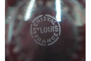 フランス　Saint Louis(サンルイ)　クリスタルガラス　赤被せ　高さ約20cm　カットの陰影が美しい花瓶　(R-085903)