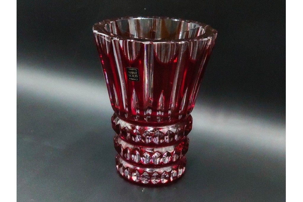 フランス　Saint Louis(サンルイ)　クリスタルガラス　赤被せ　高さ約20cm　カットの陰影が美しい花瓶　(R-085903)