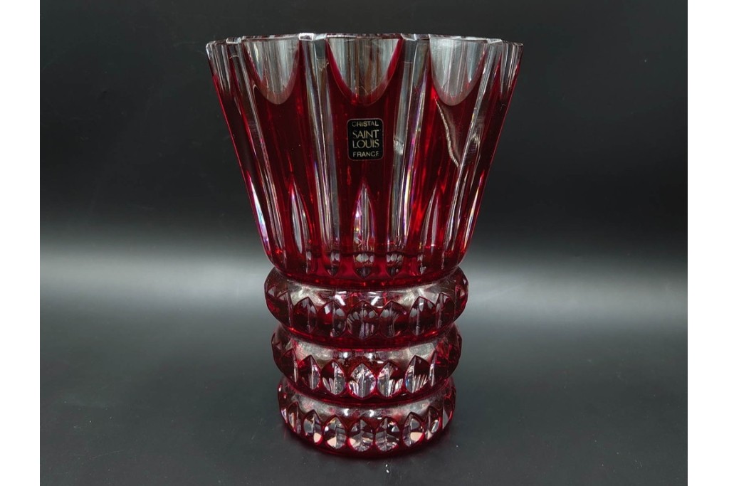 フランス　Saint Louis(サンルイ)　クリスタルガラス　赤被せ　高さ約20cm　カットの陰影が美しい花瓶　(R-085903)