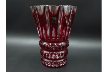 フランス　Saint Louis(サンルイ)　クリスタルガラス　赤被せ　高さ約20cm　カットの陰影が美しい花瓶　(R-085903)