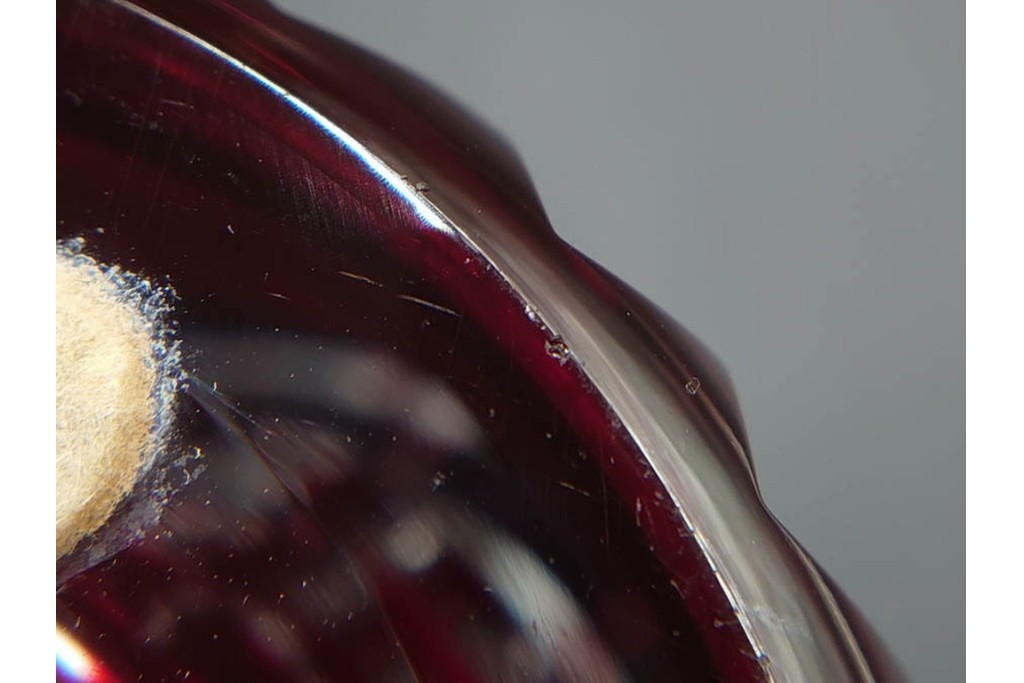 フランス　Saint Louis(サンルイ)　クリスタルガラス　赤被せ　高さ約20cm　カットの陰影が美しい花瓶　(R-085903)