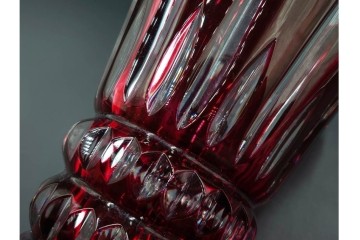 フランス　Saint Louis(サンルイ)　クリスタルガラス　赤被せ　高さ約20cm　カットの陰影が美しい花瓶　(R-085903)