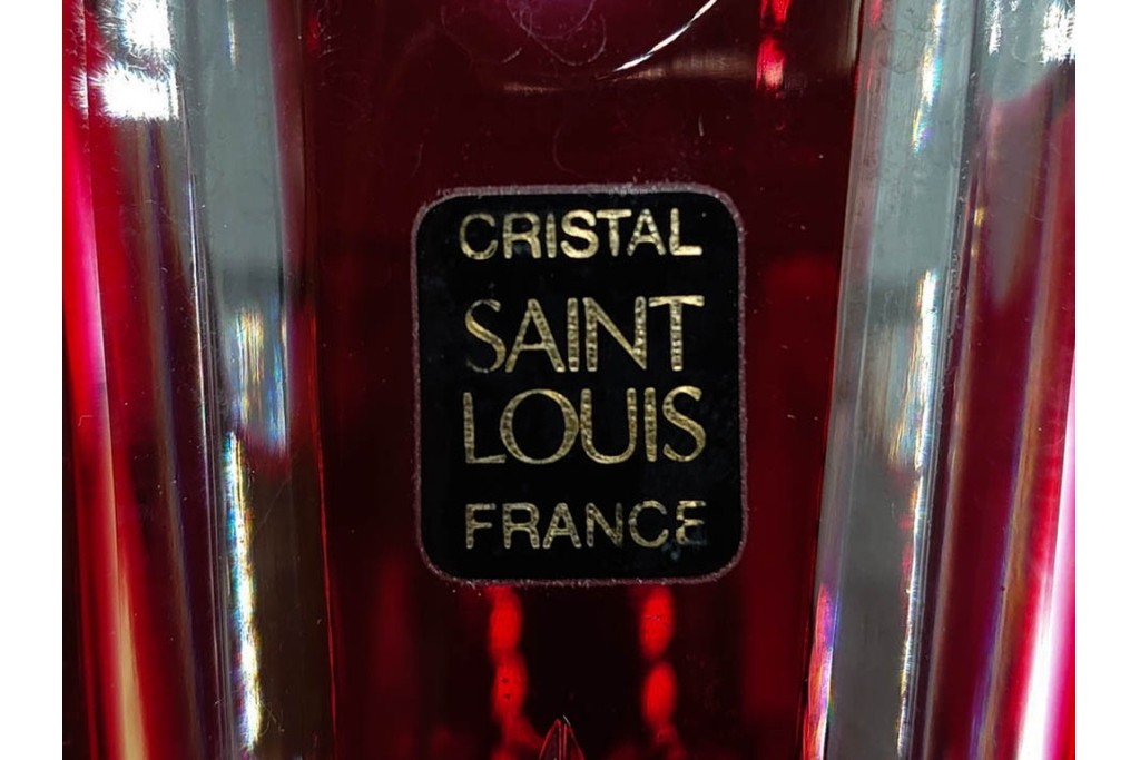 フランス　Saint Louis(サンルイ)　クリスタルガラス　赤被せ　高さ約20cm　カットの陰影が美しい花瓶　(R-085903)