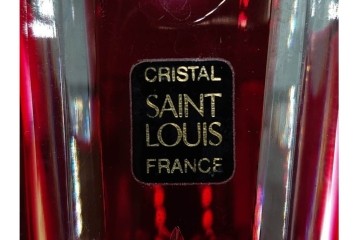 フランス　Saint Louis(サンルイ)　クリスタルガラス　赤被せ　高さ約20cm　カットの陰影が美しい花瓶　(R-085903)