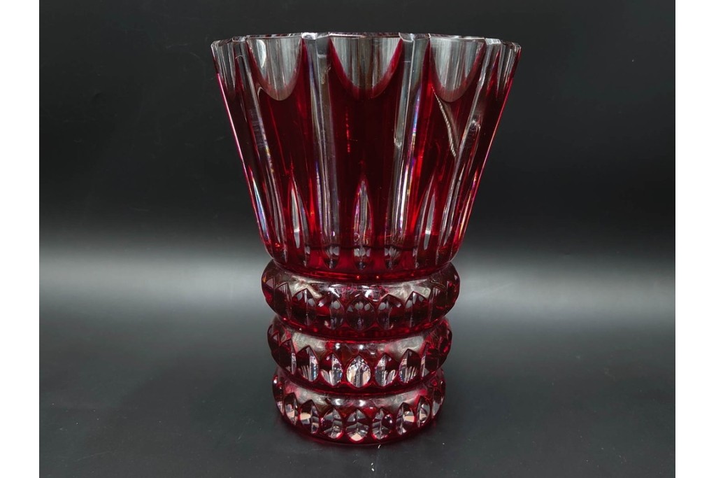 フランス　Saint Louis(サンルイ)　クリスタルガラス　赤被せ　高さ約20cm　カットの陰影が美しい花瓶　(R-085903)