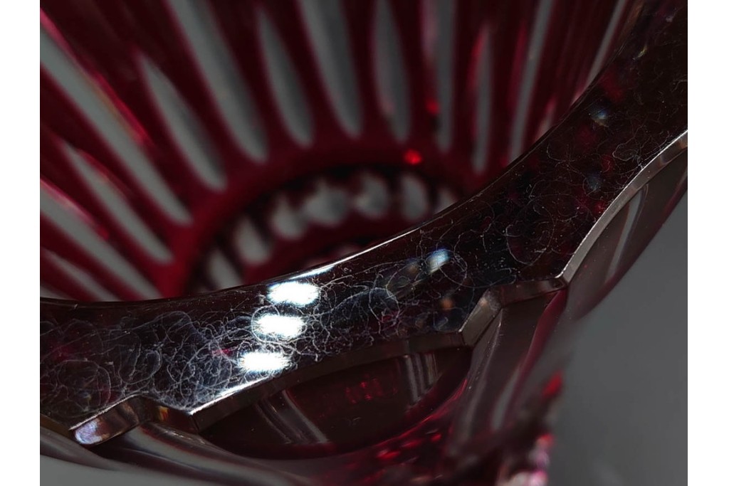 フランス　Saint Louis(サンルイ)　クリスタルガラス　赤被せ　高さ約20cm　カットの陰影が美しい花瓶　(R-085903)