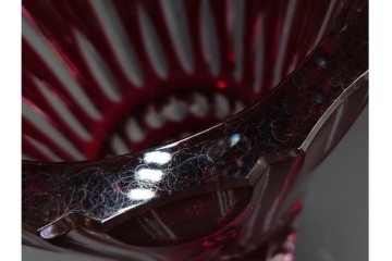 フランス　Saint Louis(サンルイ)　クリスタルガラス　赤被せ　高さ約20cm　カットの陰影が美しい花瓶　(R-085903)